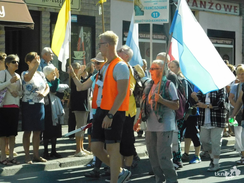 Prawie trzystu koneckich pielgrzymów wyruszyło na pątniczy szlak [wideo, zdjęcia]
