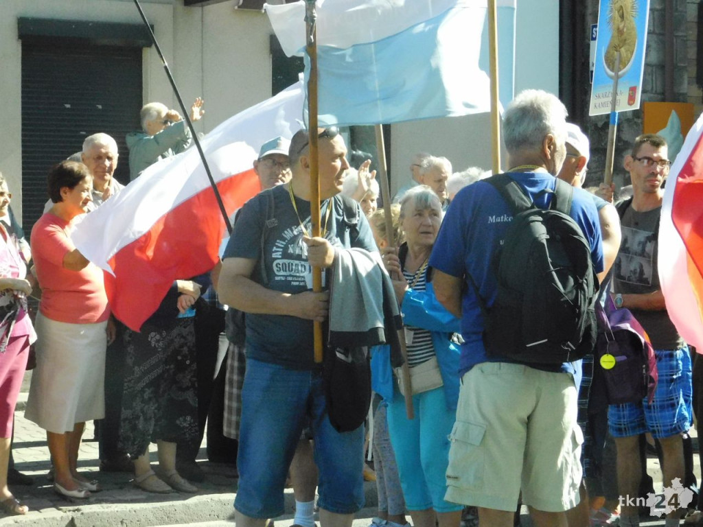 Prawie trzystu koneckich pielgrzymów wyruszyło na pątniczy szlak [wideo, zdjęcia]