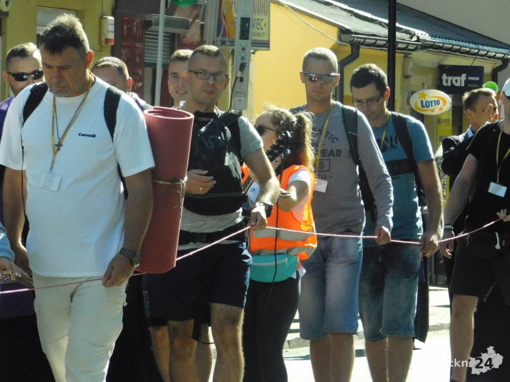Prawie trzystu koneckich pielgrzymów wyruszyło na pątniczy szlak [wideo, zdjęcia]