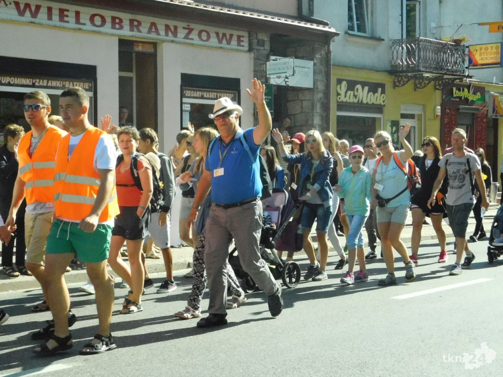 Prawie trzystu koneckich pielgrzymów wyruszyło na pątniczy szlak [wideo, zdjęcia]