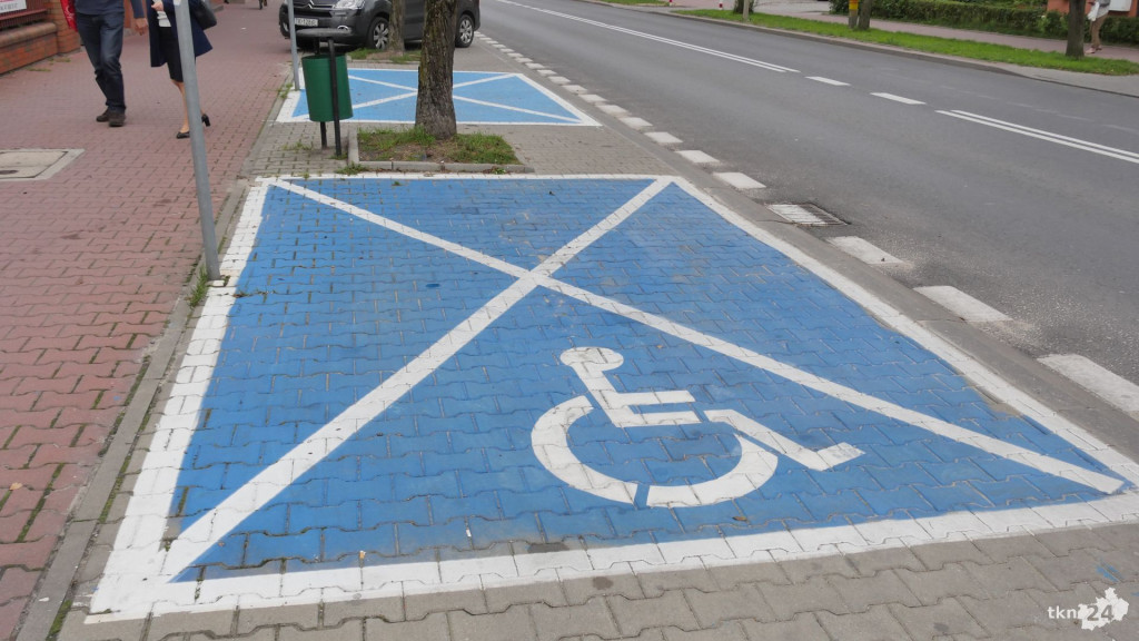 Końskie: Nowy wygląd miejsc parkingowych dla niepełnosprawnych [zdjęcia]