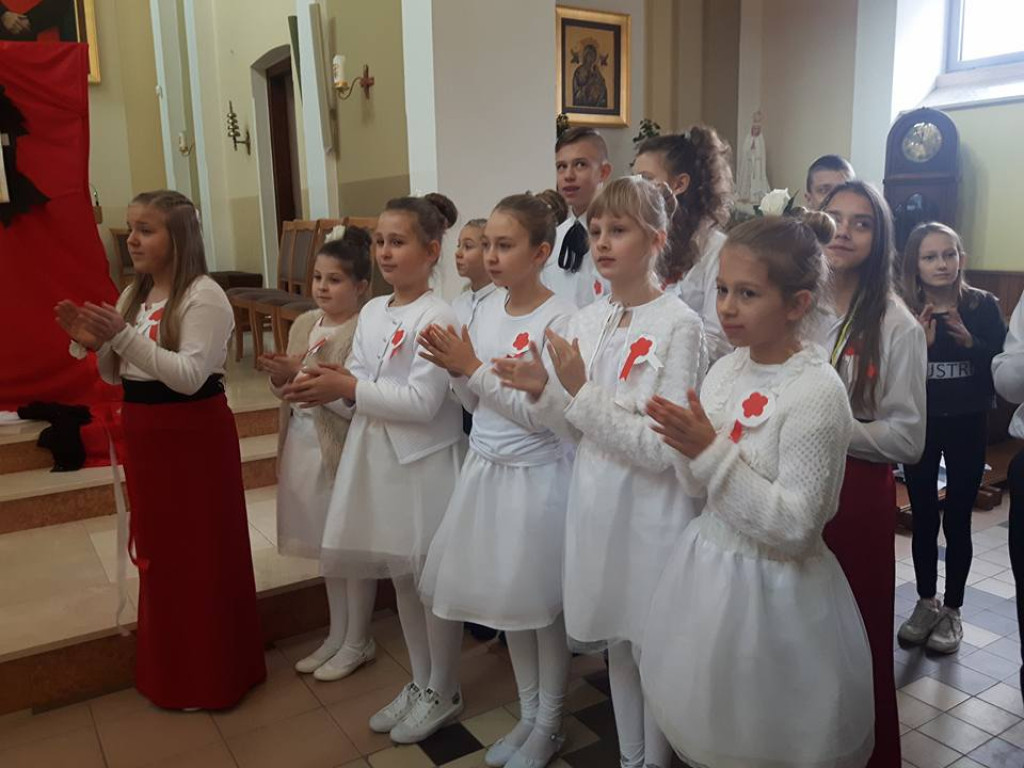 Bardzo artystyczne obchody Święta Niepodległości w Stąporkowie [zdjęcia, wideo]