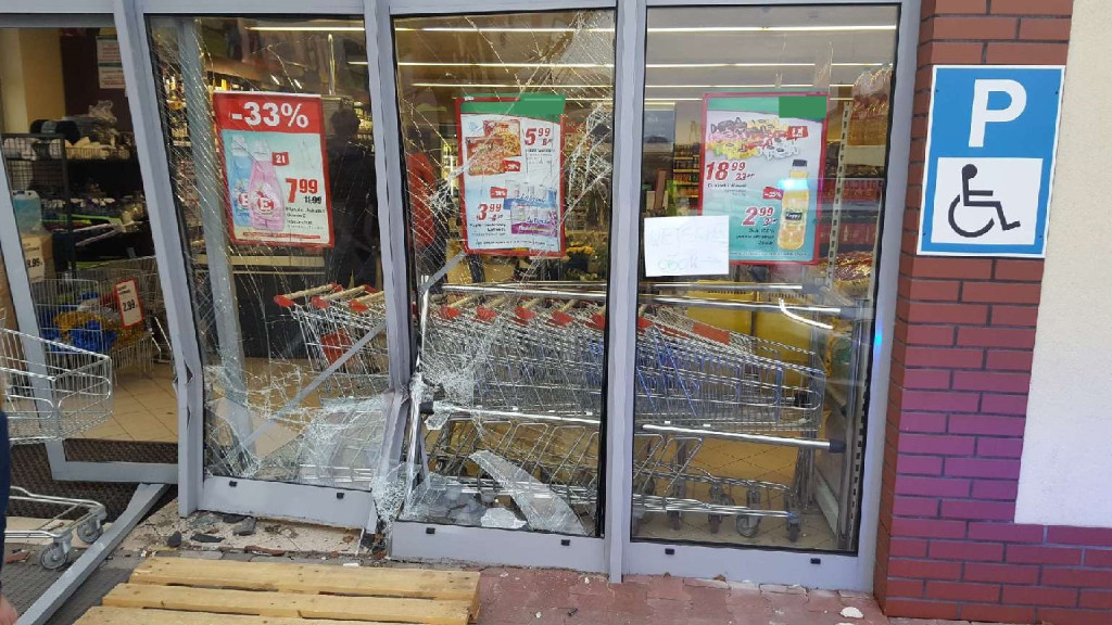 Polonezem wjechał do sklepu w Radoszycach! [zdjęcia]