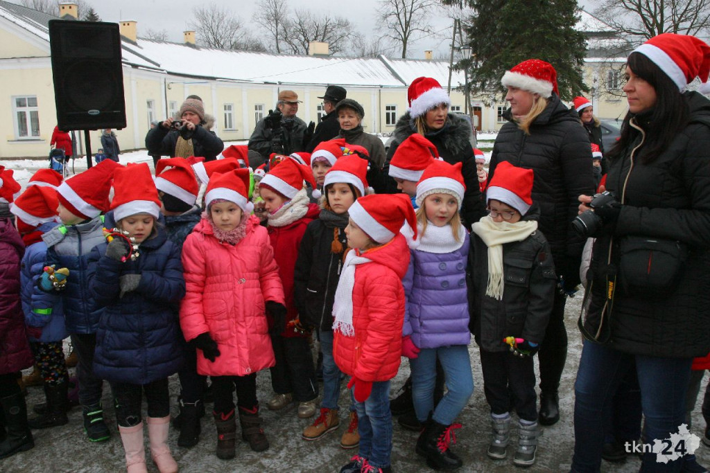 WIDEO: Choinka w Końskich jest już rozświetlona! [zdjęcia]