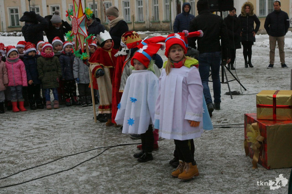 WIDEO: Choinka w Końskich jest już rozświetlona! [zdjęcia]