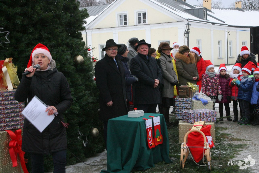 WIDEO: Choinka w Końskich jest już rozświetlona! [zdjęcia]