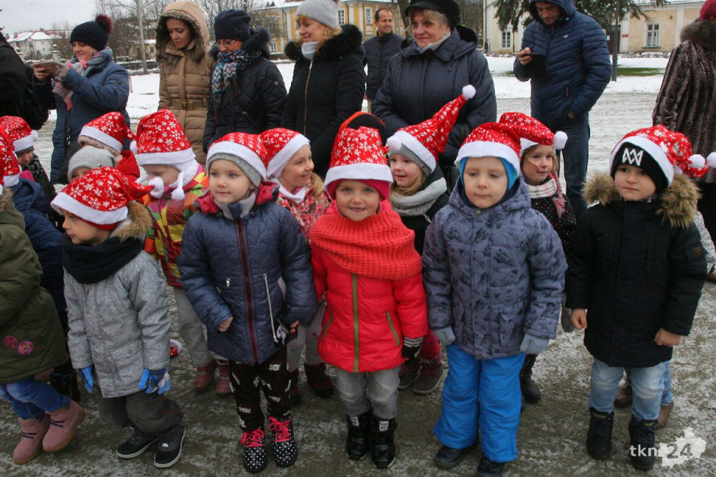 WIDEO: Choinka w Końskich jest już rozświetlona! [zdjęcia]