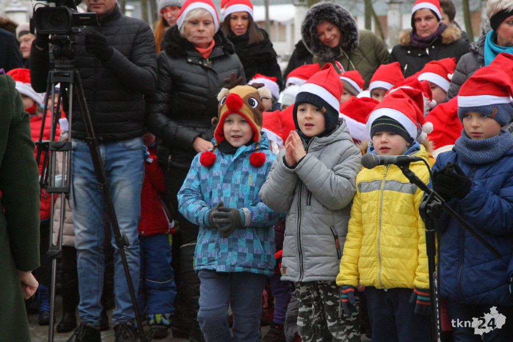 WIDEO: Choinka w Końskich jest już rozświetlona! [zdjęcia]