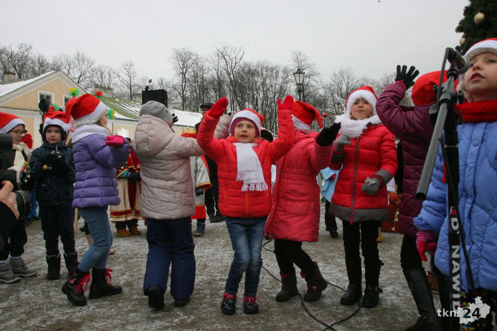 WIDEO: Choinka w Końskich jest już rozświetlona! [zdjęcia]