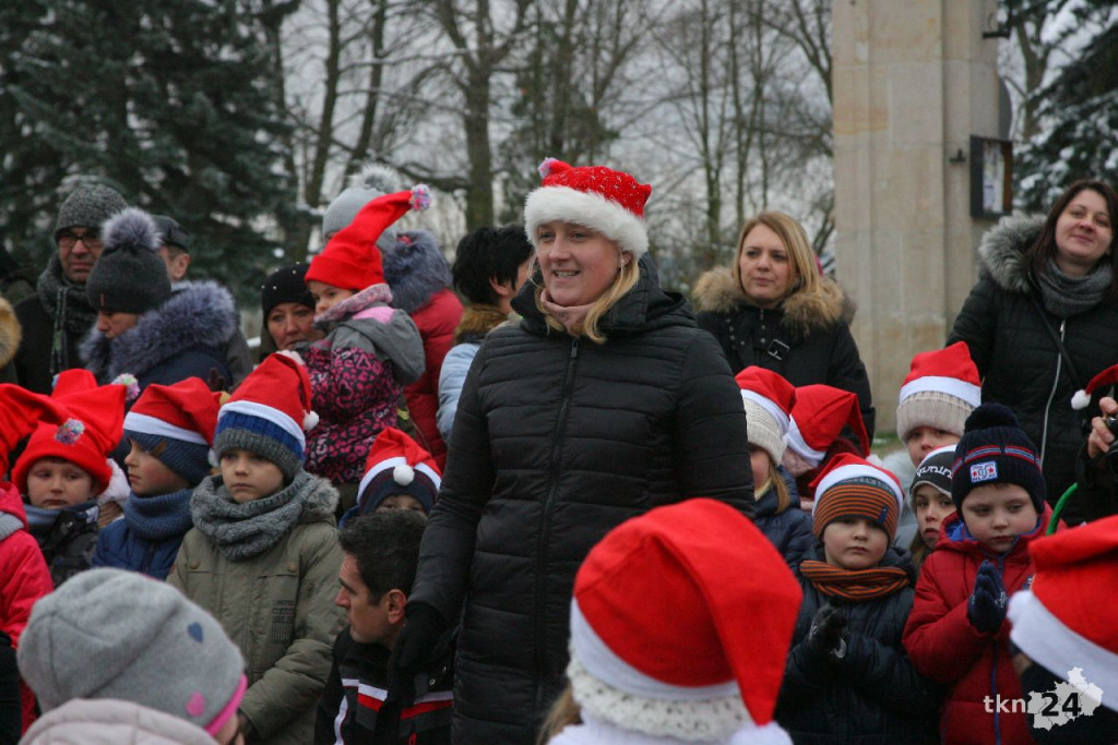 WIDEO: Choinka w Końskich jest już rozświetlona! [zdjęcia]