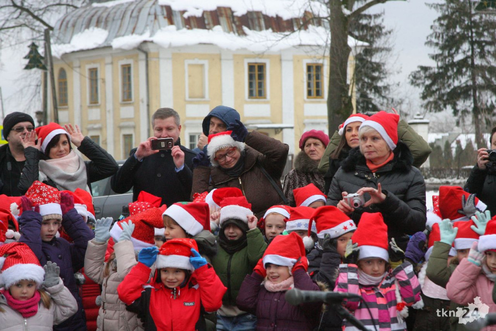 WIDEO: Choinka w Końskich jest już rozświetlona! [zdjęcia]
