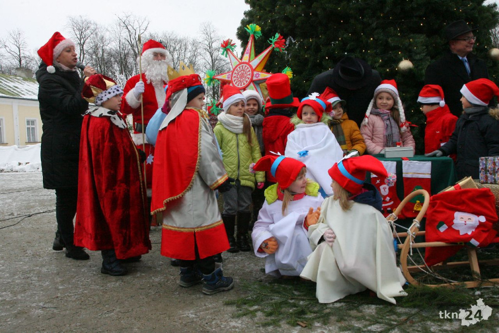 WIDEO: Choinka w Końskich jest już rozświetlona! [zdjęcia]