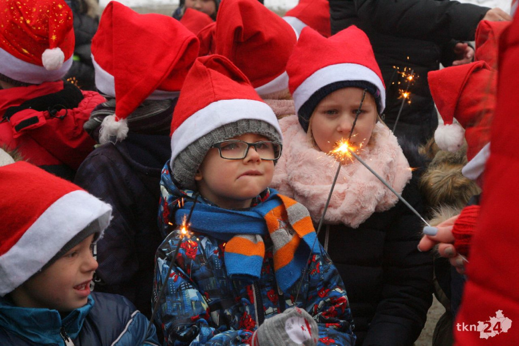 WIDEO: Choinka w Końskich jest już rozświetlona! [zdjęcia]
