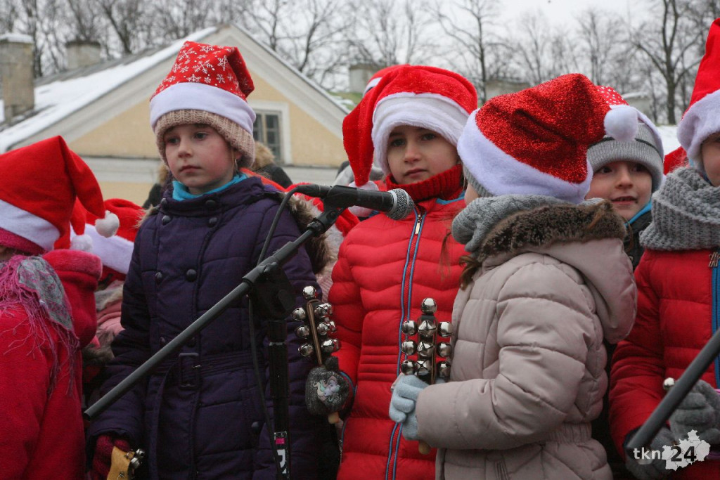 WIDEO: Choinka w Końskich jest już rozświetlona! [zdjęcia]