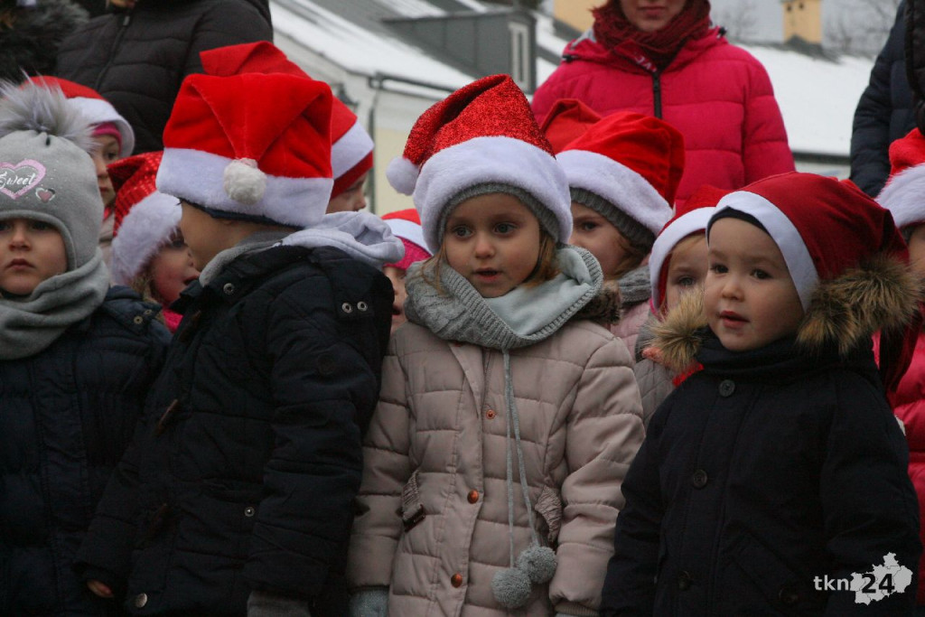 WIDEO: Choinka w Końskich jest już rozświetlona! [zdjęcia]