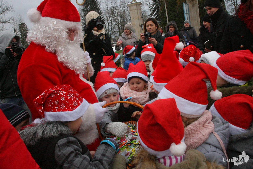 WIDEO: Choinka w Końskich jest już rozświetlona! [zdjęcia]