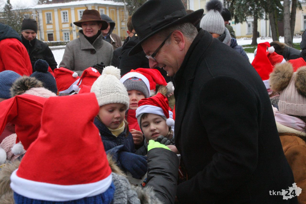 WIDEO: Choinka w Końskich jest już rozświetlona! [zdjęcia]