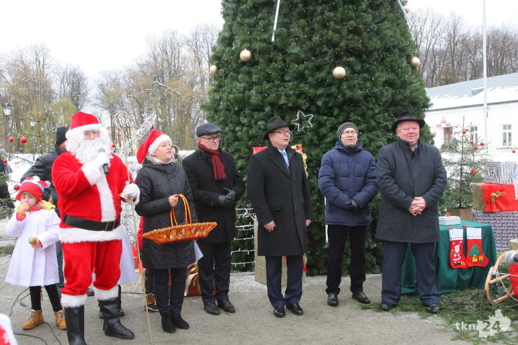 WIDEO: Choinka w Końskich jest już rozświetlona! [zdjęcia]