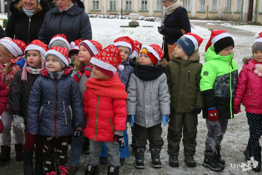 WIDEO: Choinka w Końskich jest już rozświetlona! [zdjęcia]