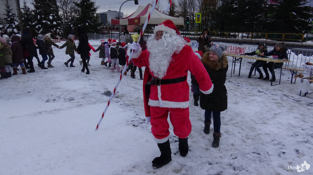 WIDEO: Wielka świąteczna impreza z zapaleniem lampek na choince w Stąporkowie [wideo, zdjęcia]