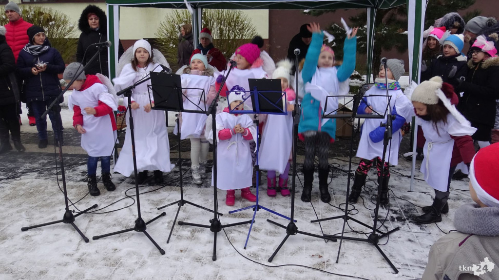 WIDEO: Wielka świąteczna impreza z zapaleniem lampek na choince w Stąporkowie [wideo, zdjęcia]