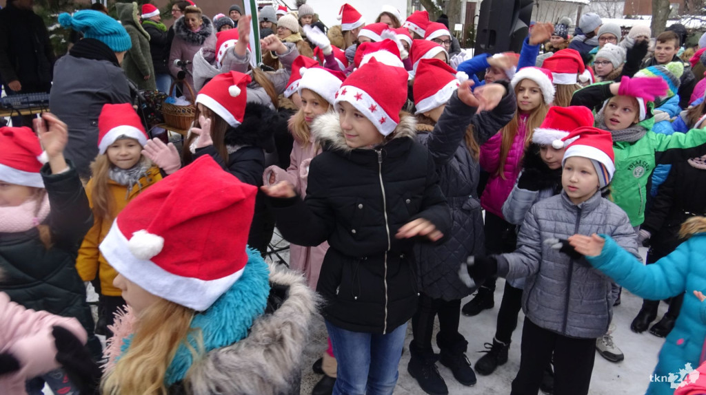 WIDEO: Wielka świąteczna impreza z zapaleniem lampek na choince w Stąporkowie [wideo, zdjęcia]