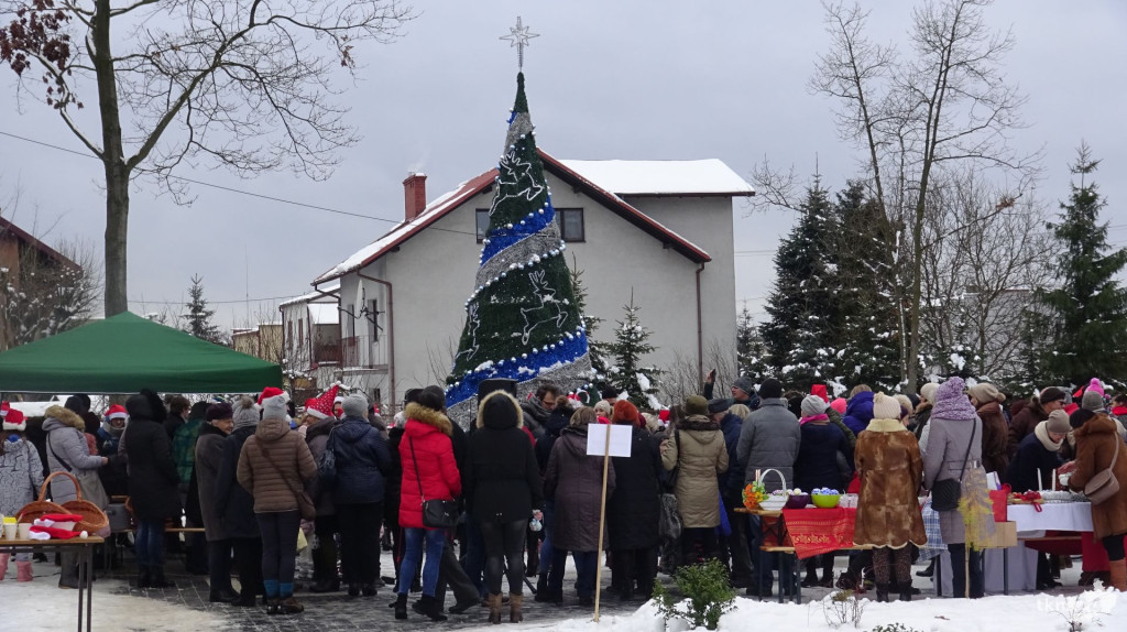 WIDEO: Wielka świąteczna impreza z zapaleniem lampek na choince w Stąporkowie [wideo, zdjęcia]