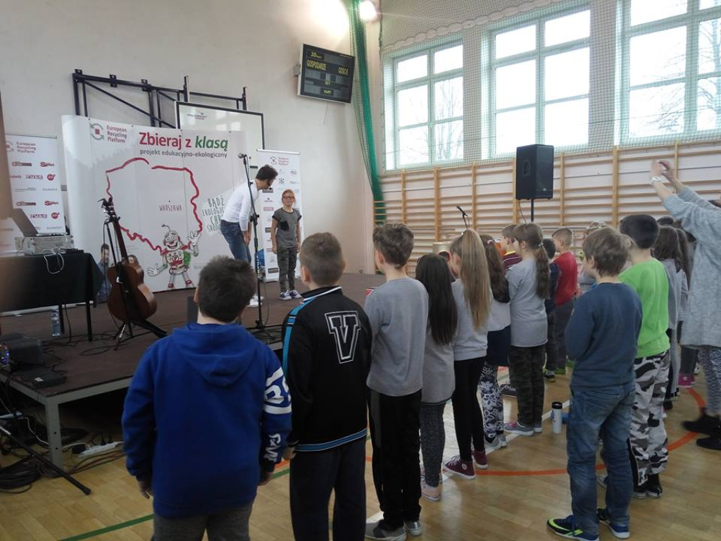 Zbierali z klasą i z gwiazdą w Pomykowie [zdjęcia]