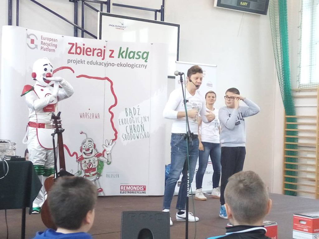 Zbierali z klasą i z gwiazdą w Pomykowie [zdjęcia]