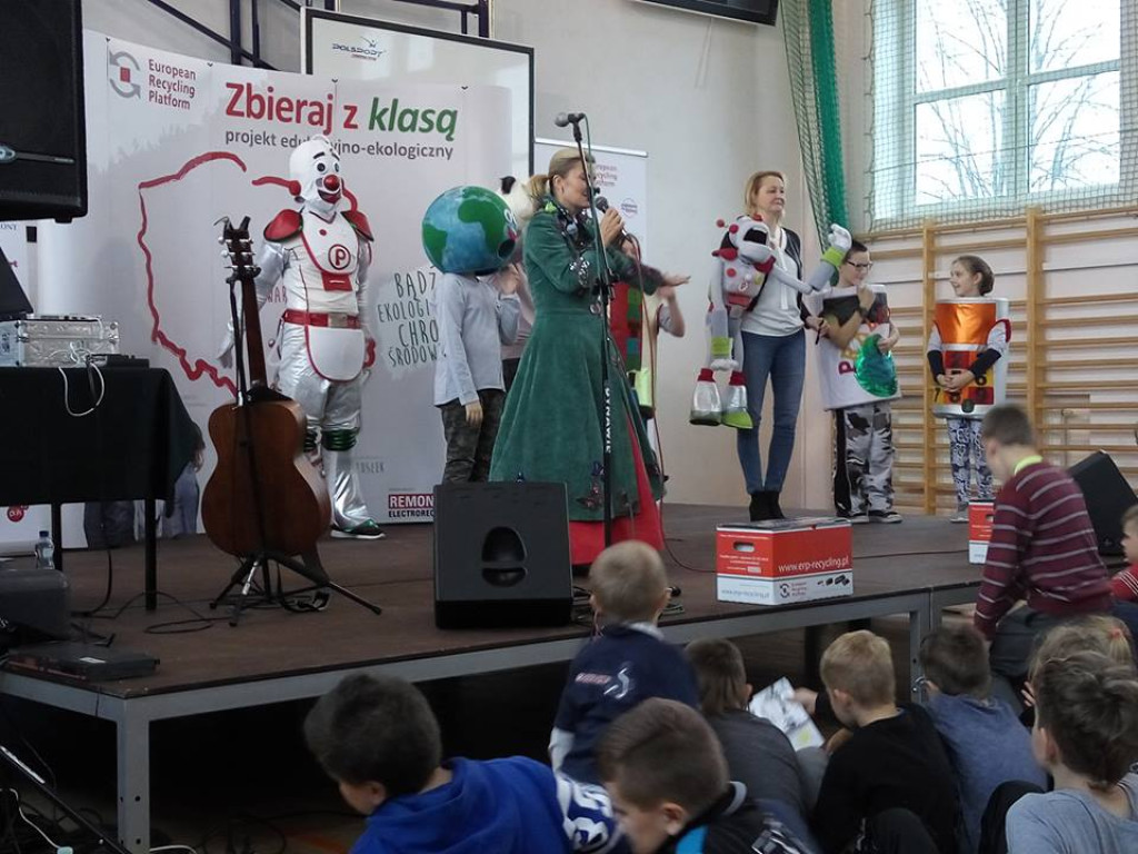 Zbierali z klasą i z gwiazdą w Pomykowie [zdjęcia]