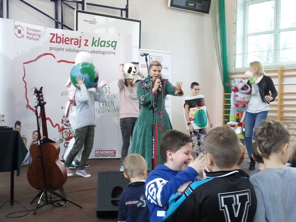 Zbierali z klasą i z gwiazdą w Pomykowie [zdjęcia]