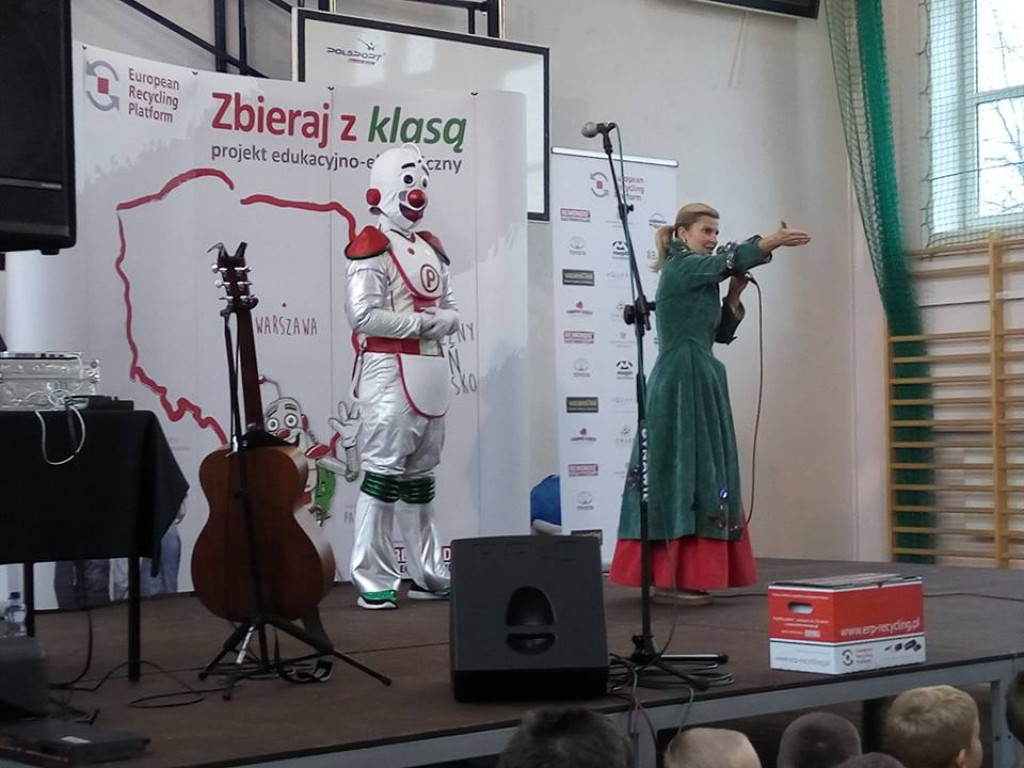 Zbierali z klasą i z gwiazdą w Pomykowie [zdjęcia]