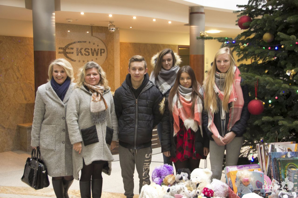 KSWP z darami dla dzieciaków z Końskich i Stąporkowa [wideo, zdjęcia]