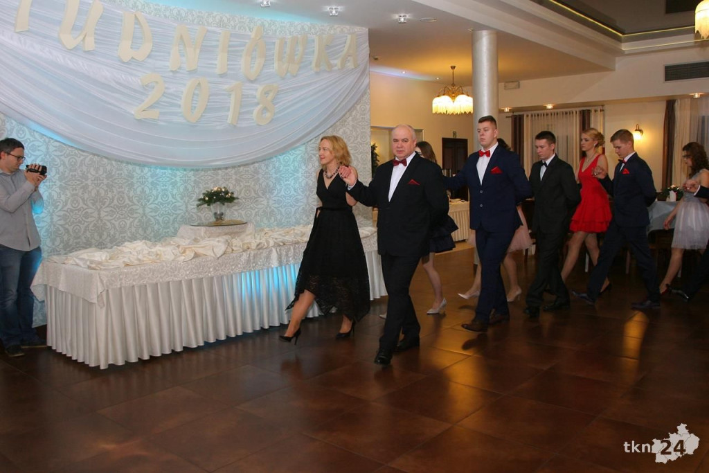 Relacja wideo: Studniówka 2018 ZSP 2 Końskie [wideo, zdjęcia]