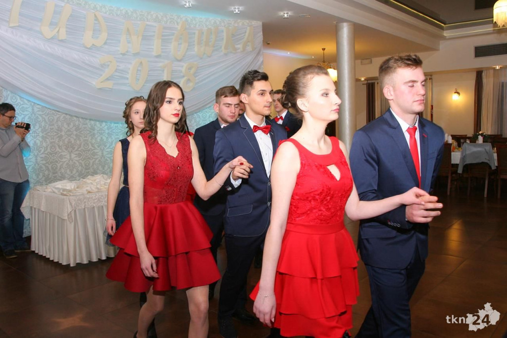 Relacja wideo: Studniówka 2018 ZSP 2 Końskie [wideo, zdjęcia]