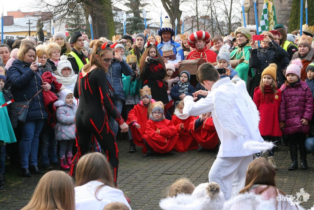 Relacja wideo: Orszak Trzech Króli 2018 w Końskich [wideo, zdjęcia]