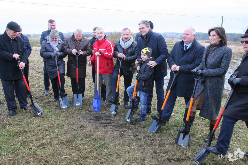 Pierwsze łopaty wkopano. Rusza budowa zbiornika wodnego w Radoszycach [wideo, zdjęcia]