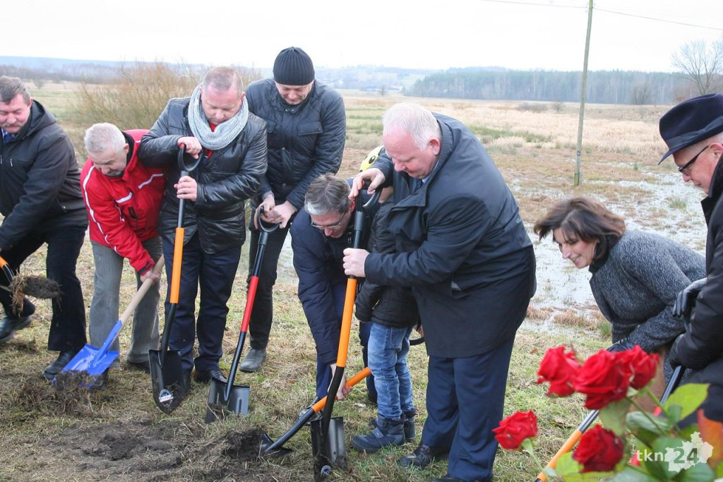 Pierwsze łopaty wkopano. Rusza budowa zbiornika wodnego w Radoszycach [wideo, zdjęcia]