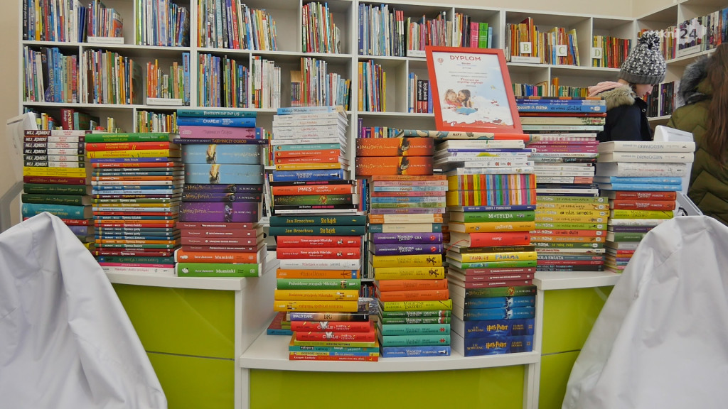 Mieszkańcy załatwili bibliotece nowe książki! [wideo, zdjęcia]