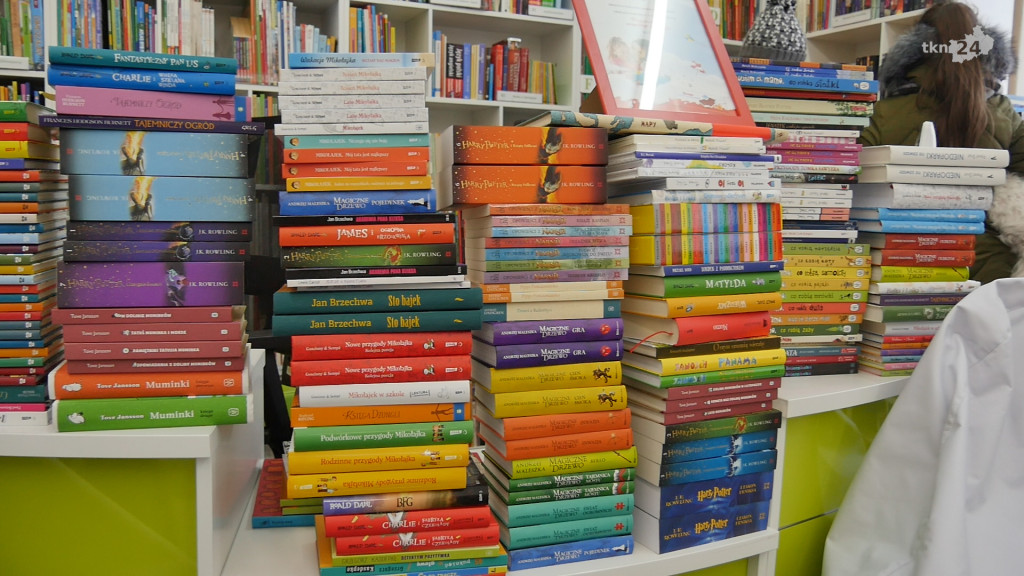 Mieszkańcy załatwili bibliotece nowe książki! [wideo, zdjęcia]