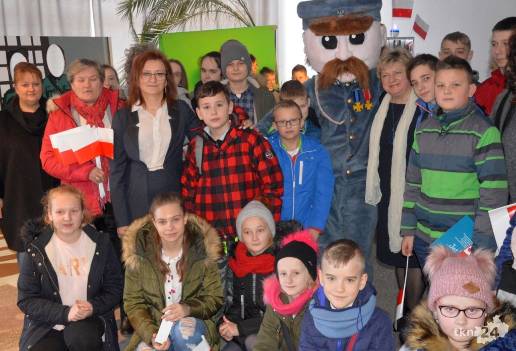Korowód  Niepodległości w Stąporkowie [zdjęcia]