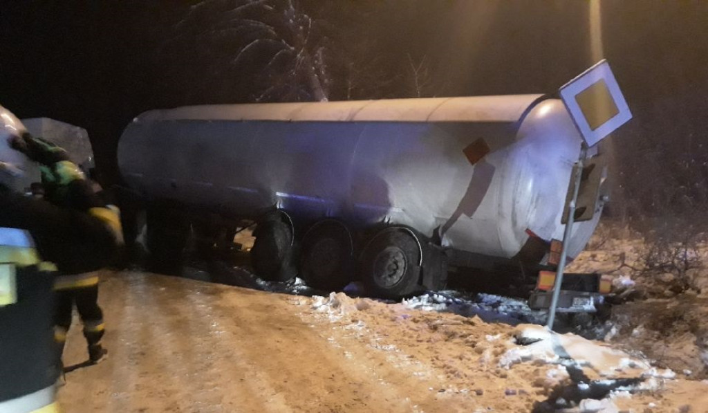 Cysterna z gazem wywróciła się w gminie Stąporków. Akcja zakończona pomyślnie [foto]