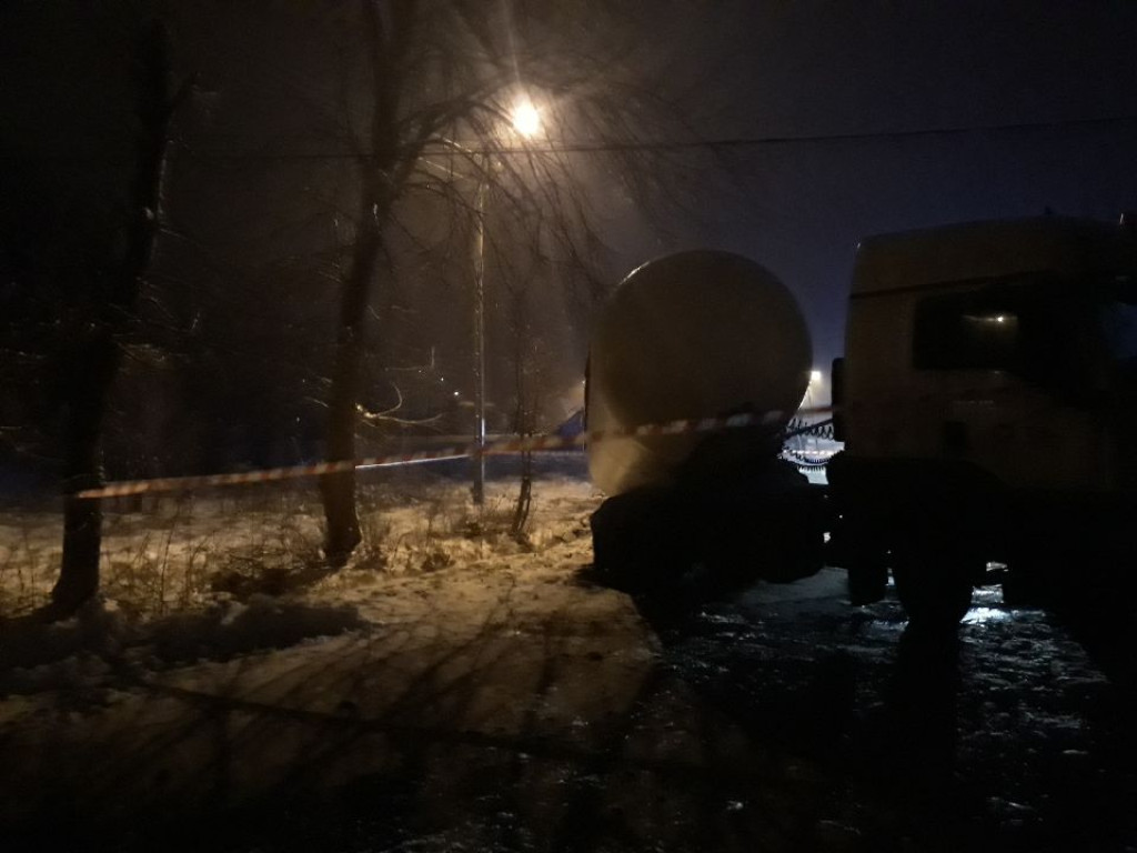 Cysterna z gazem wywróciła się w gminie Stąporków. Akcja zakończona pomyślnie [foto]