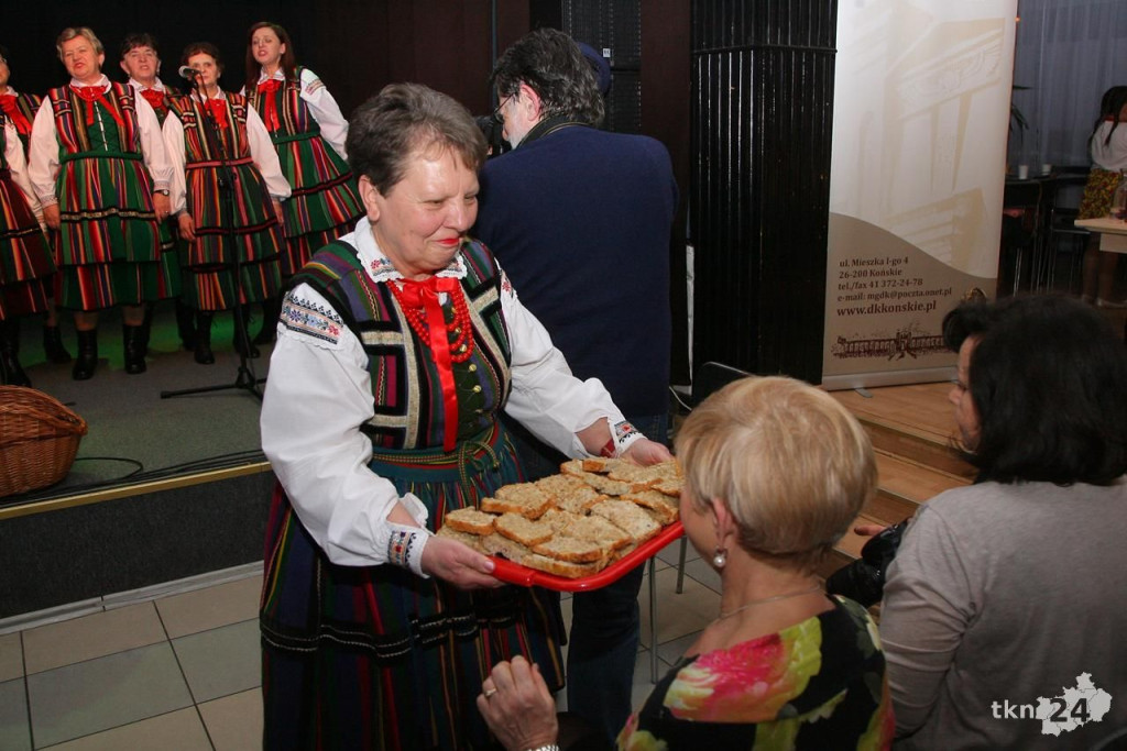 Gotowali i śpiewali na ludowo. Niezwykły wieczór w koneckim Domu Kultury [zdjęcia, wideo]