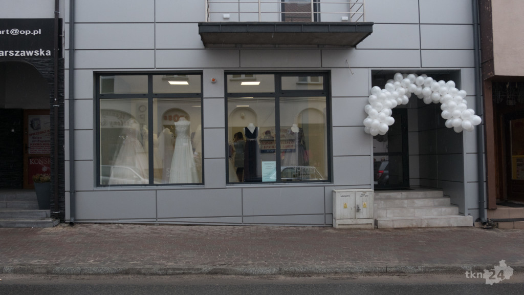 Młode małżeństwo otworzyło w Końskich salon mody ślubnej i wizytowej [zdjęcia]