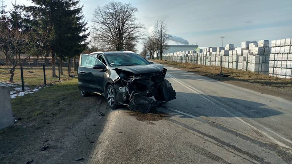 Zderzenie dwóch aut w Kopaninach. Trzy osoby ranne [zdjęcia]