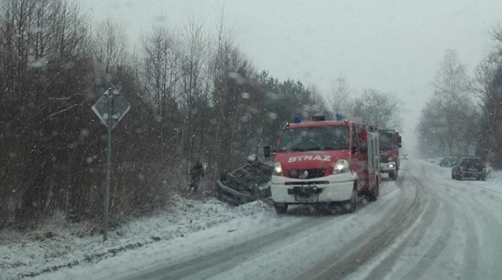 Dwie kolizje w gminie Końskie. Uwaga na trudne warunki na drogach [zdjęcia]