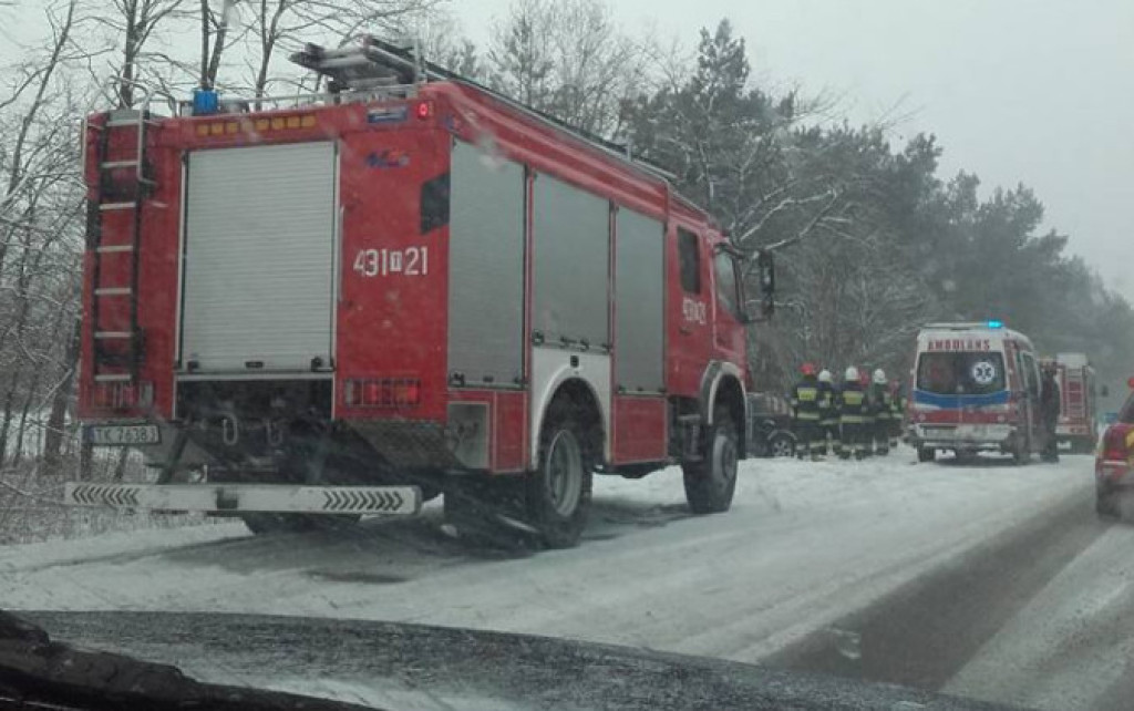 Dwie kolizje w gminie Końskie. Uwaga na trudne warunki na drogach [zdjęcia]