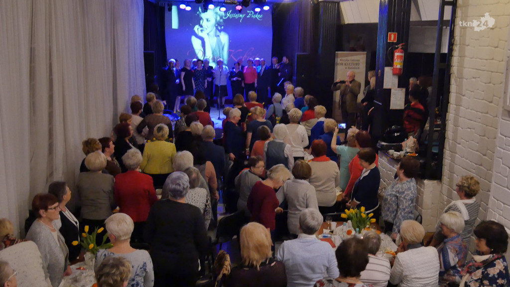 Słuchaczki Uniwersytetu Trzeciego Wieku radośnie świętowały Dzień Kobiet [wideo, zdjęcia]