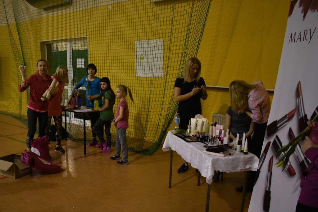 Sportowy Dzień Kobiet odbył się w Fałkowie [wideo, zdjęcia]